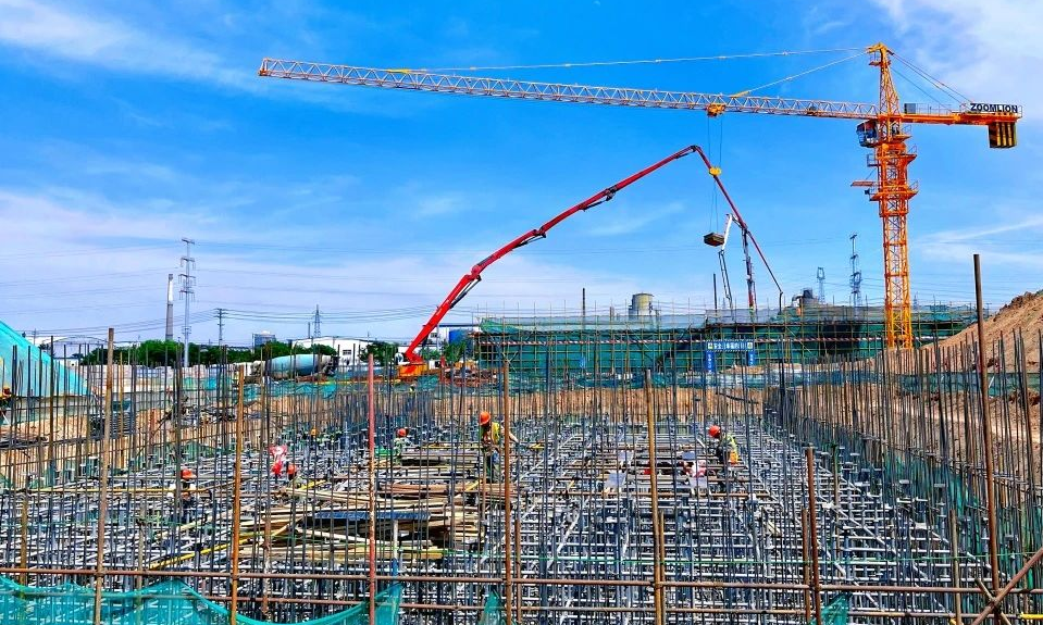 項目施工現場，一線建設者步履不停，隨著機械轟鳴鏗鏘“起舞”。郎宇飛 攝