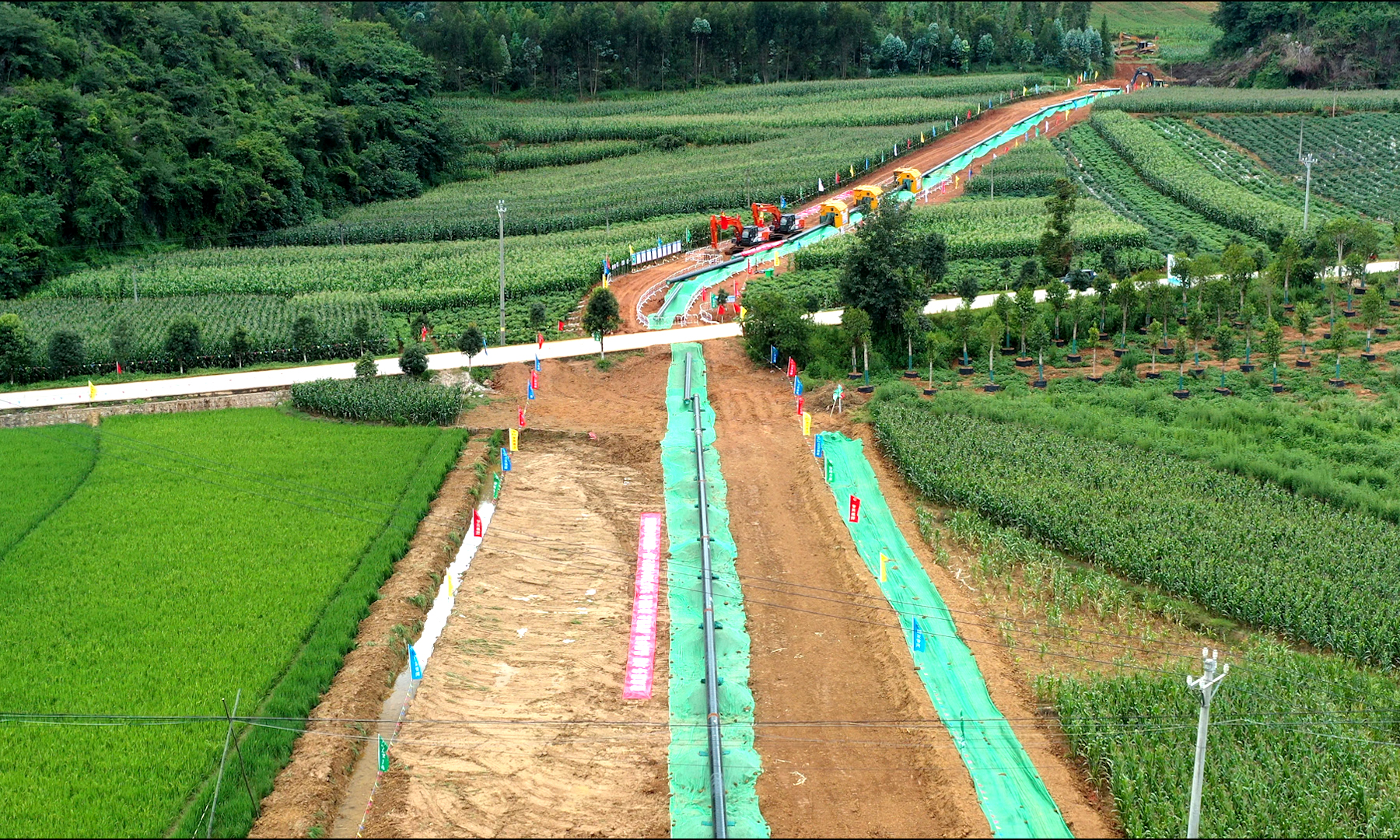 工程起自廣西百色右江區百色首站，止于云南文山州硯山縣硯山末站，途經廣西、云南，全長346.8公里，設計壓力10兆帕，設計年輸量10億立方米，是提升廣西、云南資源引進能力，優化完善區域油氣管網布局，促進革命老區能源結構轉型升級和經濟社會高質量發展的重點項目。