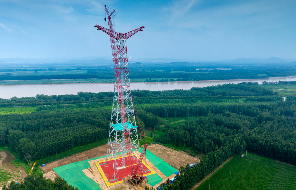 該塔高159.5米，單塔重530噸，為全線最高、最重鐵塔。國家電網山東送變電公司在國內首次采用全過程700噸大型流動式履帶起重機，研發安全質量管控平臺，保障施工安全。