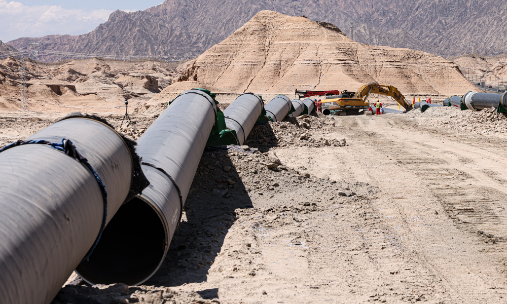 今年3月29日，中國石油氣化南疆天然氣管道工程第一批項目打火開焊以來，塔里木油田南疆氣化管網(wǎng)建管一體化項目經(jīng)理部共投入7個施工機組合計300余名施工人員和30余臺機具設(shè)備，分3個施工標段齊頭并進加快施工。施工路線上地形地貌復(fù)雜，建設(shè)難度極大。中國石油工作人員克服重重挑戰(zhàn)，先后完成了500余畝農(nóng)田段、700余畝果園林地、2處大型河流、1處山體穿跨越等施工任務(wù)。