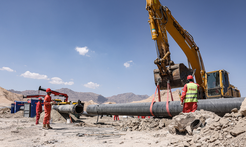 克英線計劃今年10月底建成投產(chǎn)。屆時，克深克拉氣田至英買力地區(qū)的第二條天然氣大動脈將全面貫通，串起沿線庫車、新和2地的26個村鎮(zhèn)，為南疆各族百姓提供更加穩(wěn)定可靠的天然氣資源。