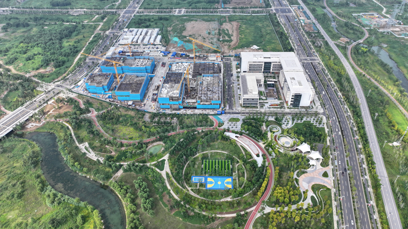 近日，由中國建筑旗下中建三局承建的雄安科創(chuàng)中心二期、三期項目迎來地下室結(jié)構(gòu)全面封頂，進入主體結(jié)構(gòu)攻堅階段。圖為雄安科創(chuàng)中心二期、三期項目建設現(xiàn)場。新華社記者 牟宇 攝