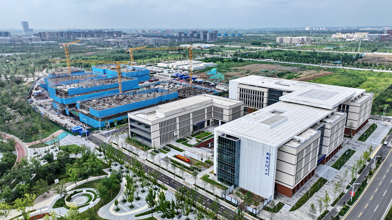 據(jù)介紹，雄安科創(chuàng)中心位于雄安新區(qū)科學園片區(qū)西側(cè)，是該片區(qū)的標志性建筑，預計將于2026年3月竣工。圖為雄安科創(chuàng)中心二期、三期項目建設現(xiàn)場。新華社記者 牟宇 攝