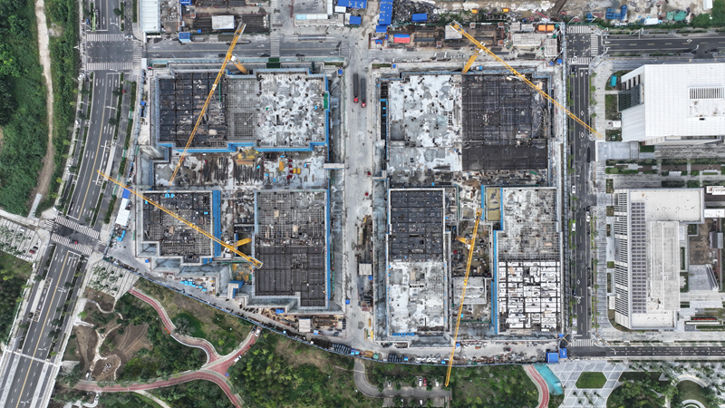 雄安科創(chuàng)中心建成投用后，將成為引導在京科研機構(gòu)創(chuàng)新平臺有序向雄安新區(qū)布局的重要載體。圖為雄安科創(chuàng)中心二期、三期項目建設現(xiàn)場。新華社記者 牟宇 攝