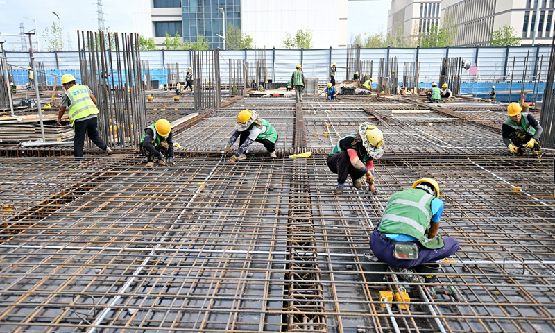 中建三局工人在雄安科創(chuàng)中心二期、三期項目建設現(xiàn)場捆綁鋼筋。新華社記者 牟宇 攝