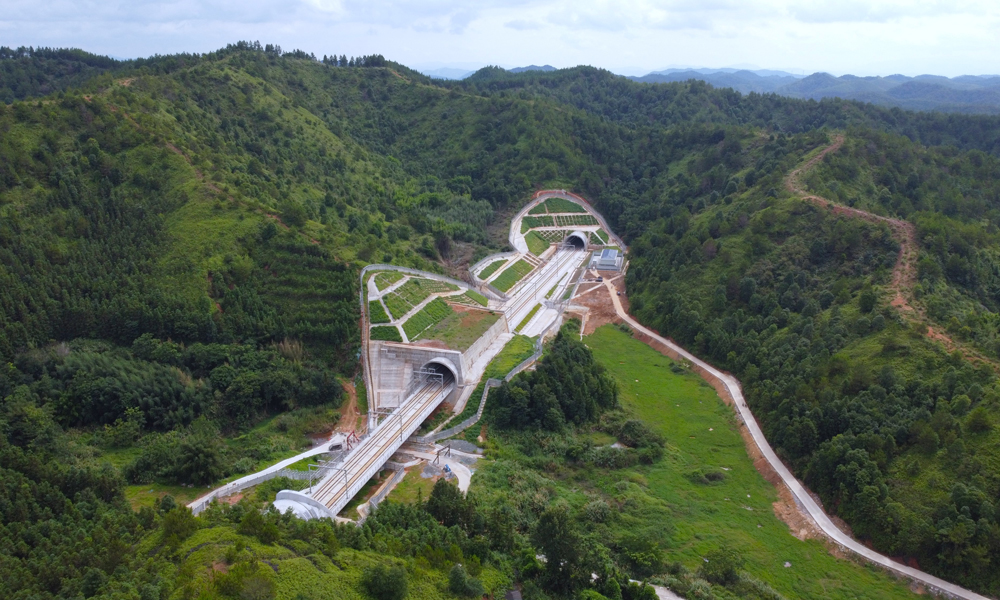 該項(xiàng)目沿線地形地貌、地質(zhì)條件復(fù)雜，全線橋隧比達(dá)到83.73%，其中正線橋梁92座，隧道52座，路基15.29公里，重難點(diǎn)控制工程包括下黃田隧道、梅興亭隧道、何公塘隧道、五華特大橋、葉屋特大橋、東江特大橋等。圖為龍龍高鐵梅龍段彭屋隧道。