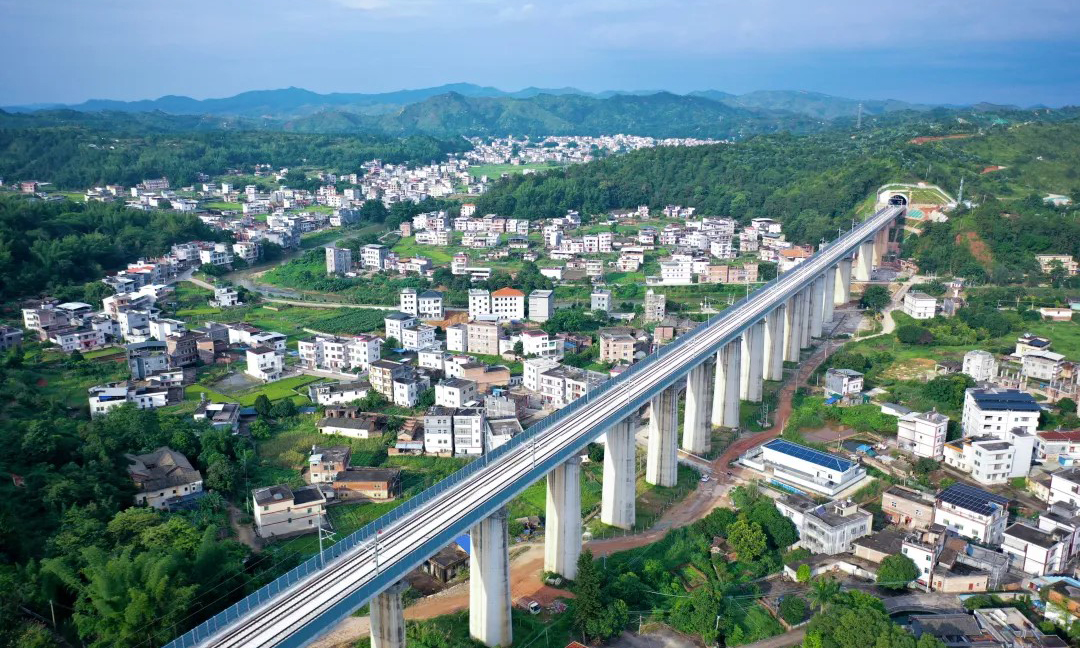 龍龍高鐵梅龍段是粵東地區(qū)連接華中、華北地區(qū)的高速客運(yùn)通道的組成部分，是支撐粵東地區(qū)融入粵港澳大灣區(qū)的重要基礎(chǔ)設(shè)施。同時(shí)，該線路作為龍巖經(jīng)梅州至龍川鐵路項(xiàng)目的一部分，也是長(zhǎng)三角經(jīng)海西經(jīng)濟(jì)區(qū)聯(lián)系珠三角地區(qū)的重要通道。項(xiàng)目建成通車后，革命老區(qū)與粵港澳大灣區(qū)的聯(lián)系將更加緊密，對(duì)加快構(gòu)建珠三角、粵東地區(qū)與梅州、河源高速鐵路通道，加速?gòu)V東省交通互聯(lián)互通，推動(dòng)地區(qū)經(jīng)濟(jì)發(fā)展具有重要意義。圖為龍龍高鐵梅龍段橋梁航拍。