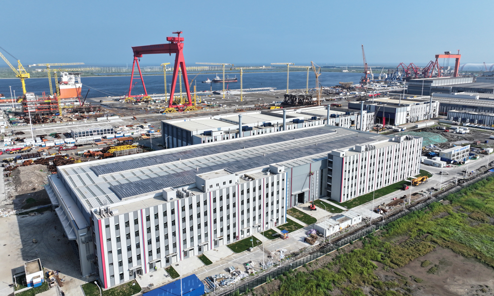 海油工程天津智能制造基地二期項目建設于2023年7月啟動，新增建筑面積約1.88萬平方米，總占地面積約5.2萬平方米，主要建設內容包括結構管線智造車間、總裝場地、出運通道及碼頭等。圖為海油工程臨港智能制造基地二期工程車間全景。