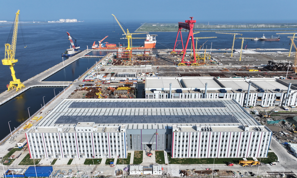 據了解，海油工程天津智能制造基地擁有海上油氣生產平臺及上部模塊、FPSO（浮式生產儲卸油裝置）模塊等高端海洋工程產品建設能力，重點打造海洋工程產品智能制造及總裝核心技術，有力推動我國海洋裝備制造從傳統人力模式向現代化智能工廠跨越。海油工程臨港智能制造基地二期工程車間全景。