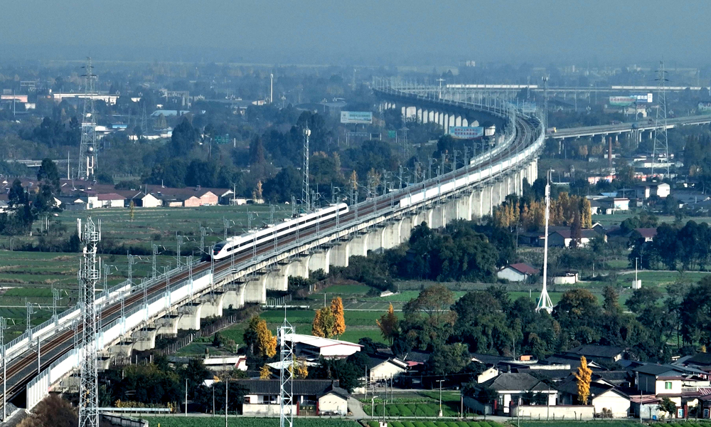 近日，中國(guó)中鐵旗下中鐵二院勘察設(shè)計(jì)，中鐵二局、中鐵八局等參建的四川成都至青海西寧鐵路鎮(zhèn)江關(guān)至黃勝關(guān)段（以下簡(jiǎn)稱川青鐵路鎮(zhèn)黃段）開(kāi)通。這是繼2023年底青白江東至鎮(zhèn)江關(guān)段通車后，川青鐵路建設(shè)迎來(lái)的又一重要節(jié)點(diǎn)，成都東至黃勝關(guān)貫通運(yùn)營(yíng)，從成都到黃龍九寨乘坐動(dòng)車最快99分鐘可達(dá)。