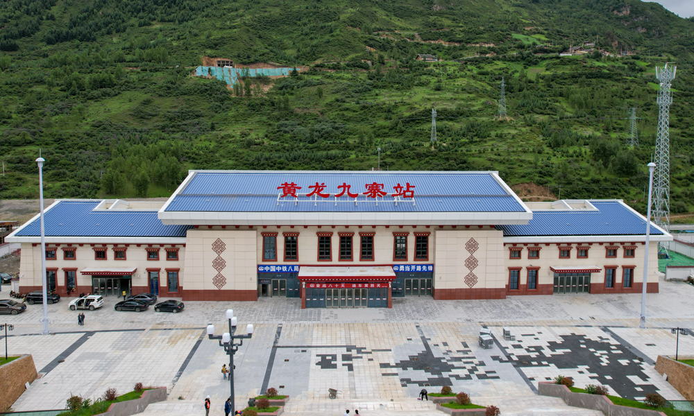川青鐵路全線分段建設(shè)，目前黃勝關(guān)至海東西段正在建設(shè)中。此次開(kāi)通的鎮(zhèn)江關(guān)至黃勝關(guān)段全長(zhǎng)69公里，設(shè)有鎮(zhèn)江關(guān)、松潘、黃龍九寨和黃勝關(guān)4座車站，其中鎮(zhèn)江關(guān)站為既有車站，其余為新建車站。