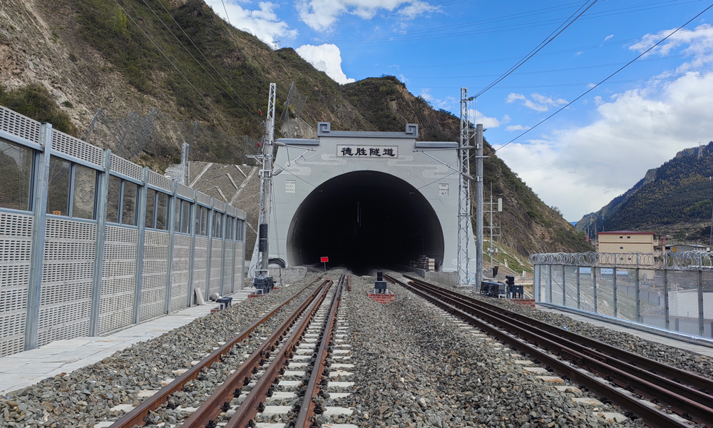 據(jù)悉，川青鐵路是我國(guó)“八縱八橫”高鐵網(wǎng)蘭州、西寧至廣州通道的組成部分。川青鐵路成都東至黃勝關(guān)段貫通運(yùn)營(yíng)后，將極大便利沿線各族人民群眾出行，推動(dòng)沿線經(jīng)濟(jì)社會(huì)發(fā)展，對(duì)維護(hù)民族團(tuán)結(jié)、助力新時(shí)代西部大開(kāi)發(fā)戰(zhàn)略實(shí)施，具有十分重要的意義。