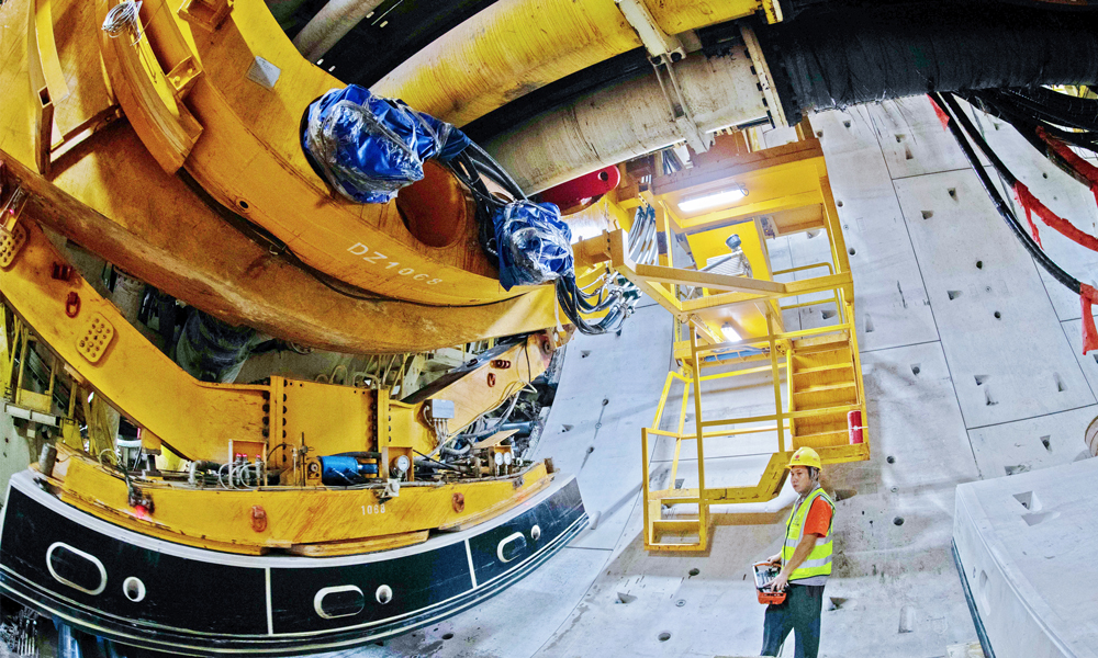 近日，中鐵二十二局穗莞深城際前皇段項目“強國號”盾構機順利下穿廣深高速，是該項目首次完成一級風險源下穿任務。項目建成后，將有效推動珠三角地區一小時經濟圈建成，對當地經濟發展和人員物流、區域經濟一體化的發展具有極大的促進作用。圖為技術人員正在操作盾構機進行管片拼接。