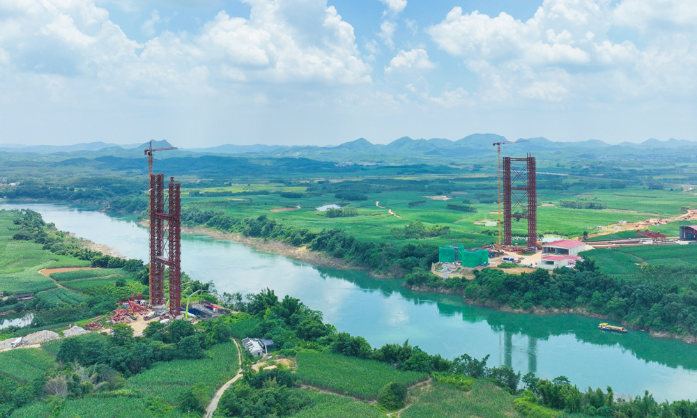 近日，由中鐵二十五局承建的鹿寨至欽州港高速公路柳州至覃塘段工程紅水河特大橋樁基全部完工。項目建設將加速珠西經濟帶、北部灣城市群發展規劃落地，加強北部灣港向內陸腹地的輻射功能，對完善廣西壯族自治區中南地區連接粵港澳大灣區和東盟地區出省出海出邊高速公路網絡有重要作用。圖為紅水河特大橋施工現場航拍。