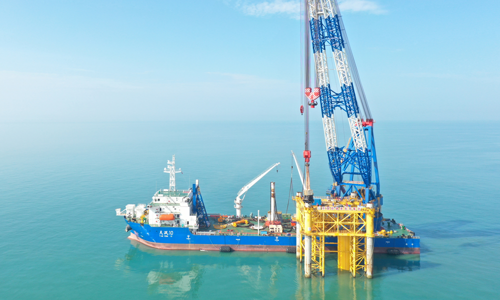 目前，由中國鐵建港航局承建的申能海南CZ2海上風電示范項目正全力推進風機基礎施工，建設團隊將于11月完成全部風機基礎施工。該項目全容量投產后每年可為電網提供清潔電能38.2億千瓦時、節約標煤115萬噸，減少排放氮氧化物約1.4萬噸、二氧化碳約299萬噸，對加速實現國家“十四五”現代能源體系建設規劃，服務海南自貿港和“清潔能源島”建設具有重要意義。圖為海上施工作業現場。