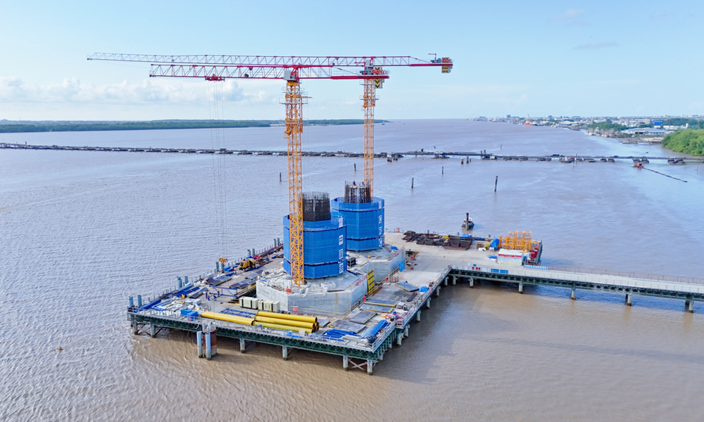 日前，由鐵建國際承建的圭亞那新德梅拉拉河大橋P34主塔承臺澆筑完畢。這標志著該項目全面完成了P34主塔承臺的施工。主橋承臺的順利完工，為后續主橋主塔及上部結構施工奠定了堅實基礎。該項目是中圭建交50周年及中圭友好合作的重要成果，項目全長2900米。項目建成后，將縮短兩岸四分之三的通行時間，擴大二倍以上船只通行量，極大降低大橋日常維護成本。圖為大橋承臺施工現場。