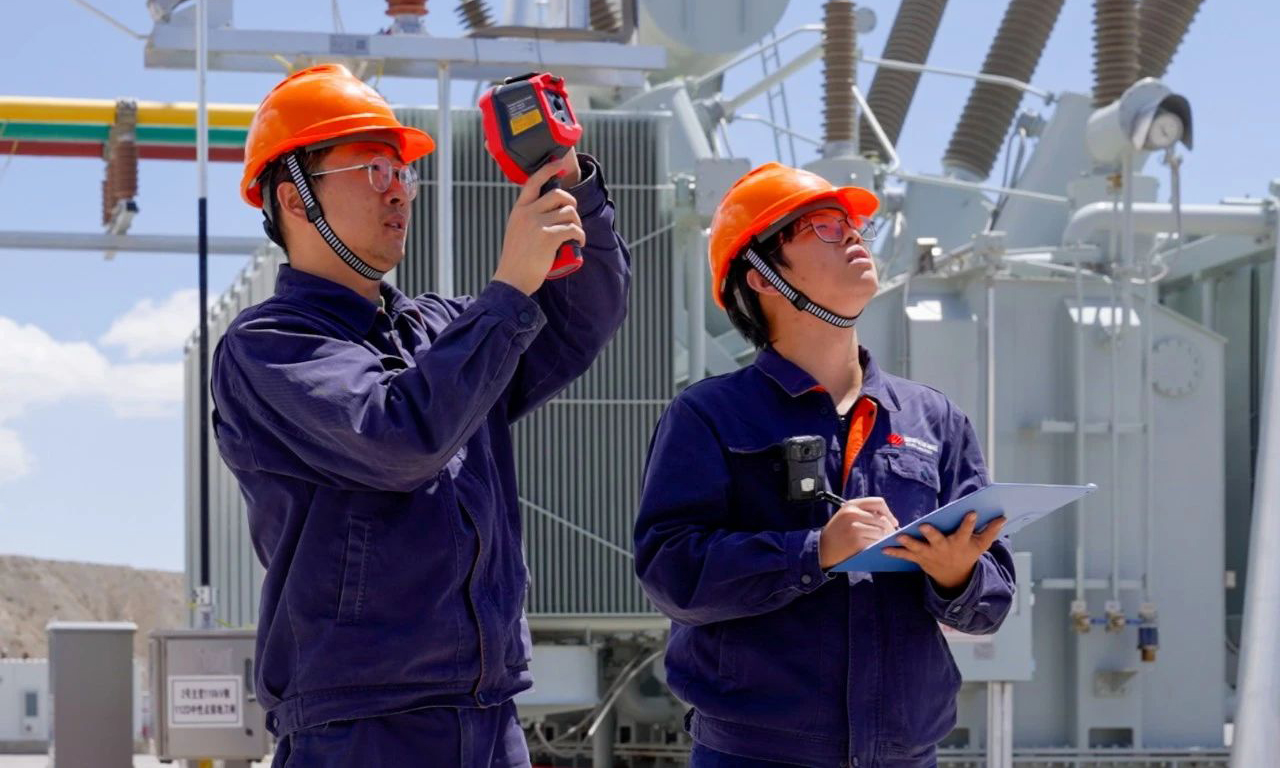 烏恰風電場內，國家能源集團的工作人員在進行主變壓器測溫記錄工作。高海拔地區空氣中的氧氣和濕度都相對較低，要更加注意變壓器安全穩定運行，對溫度、絕緣等指標嚴格監測，確保設備健康水平。楊再軍 攝