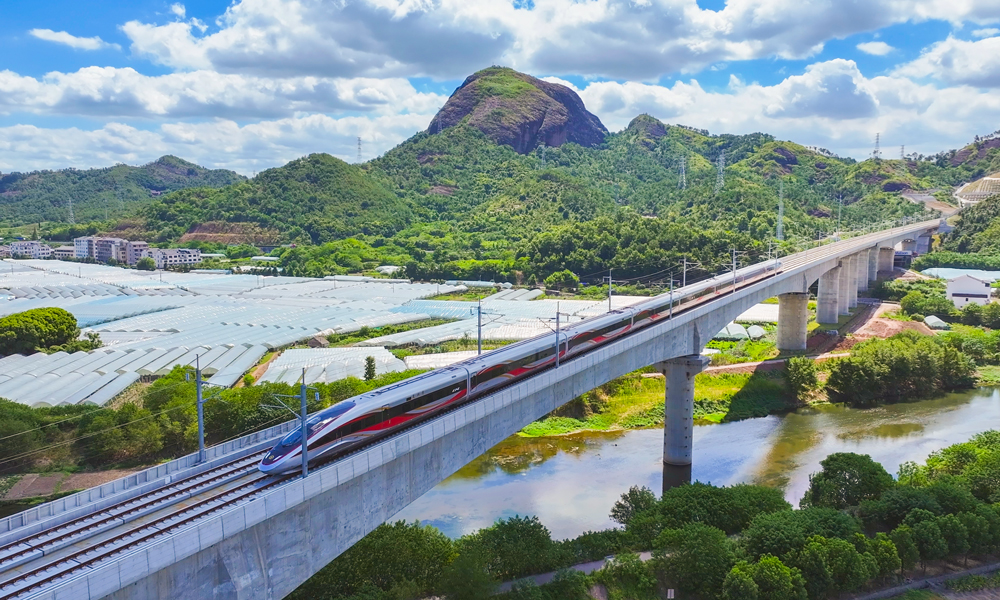 近日，隨著G9505和G9508兩班列車分別從杭州西站和溫州北站駛出，標志著由中國鐵建旗下鐵四院參與設計，中鐵十一局、中鐵十二局、中鐵二十二局、中鐵二十四局、中鐵建設共同參與建設的杭溫高鐵正式開通運營。圖為列車通過杭溫高鐵浦江特大橋。