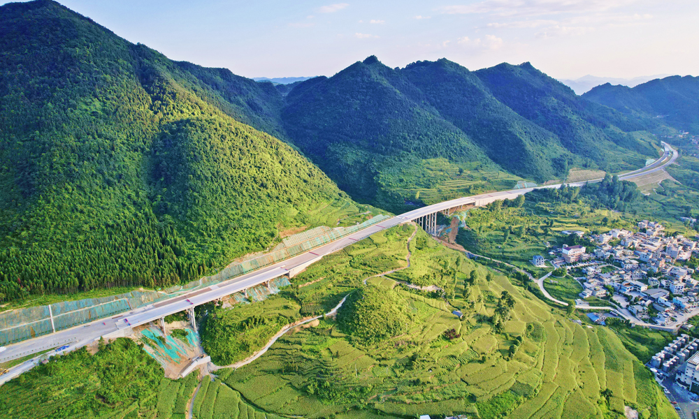 近日，由中國鐵建旗下中鐵十七局參與投資建設的貴州金(沙)仁(懷)桐(梓)高速公路（以下簡稱“金仁桐高速公路”）正式開通運行，構建起黔中經濟區與成渝經濟區的重要通道，為區域經濟社會高質量發展注入新動能。圖為貴州金仁桐高速公路殿子壩大橋。