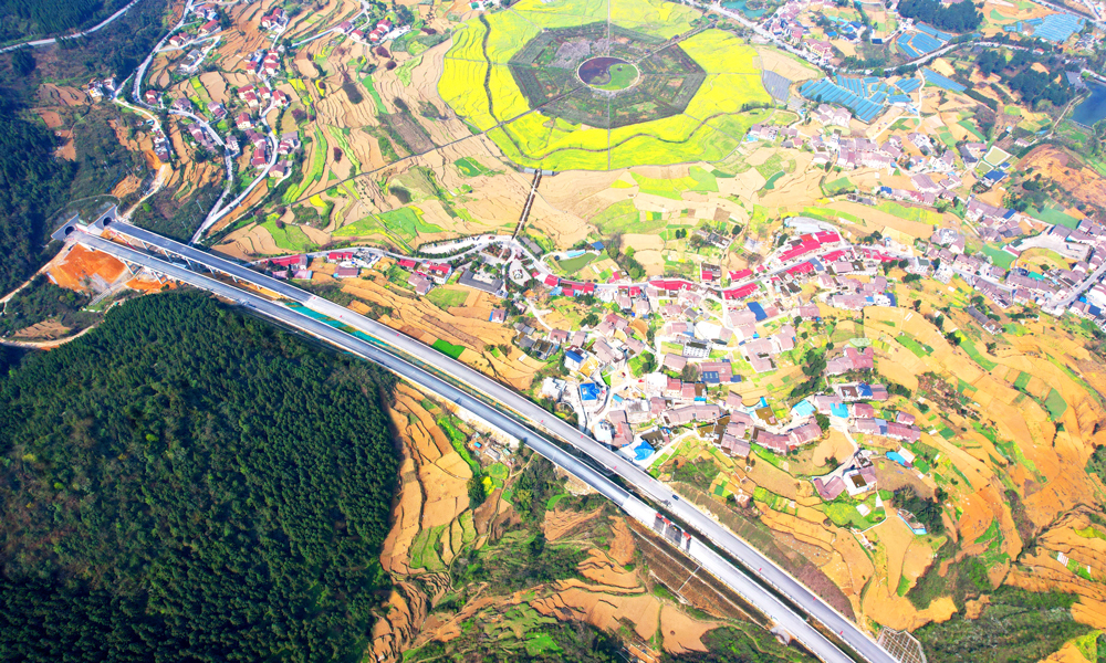 金仁桐高速公路是貴州省加密規劃網中12條強化路網銜接的高速公路之一，起于遵義市播州區和畢節市金沙縣交界處，途經仁懷市，止于桐梓縣婁山關街道杉坪村。線路全長102.39公里，設計時速80公里，采用雙向四車道高速公路標準建設，包含60座橋梁、26座隧道以及12處互通等施工內容。圖為貴州金仁桐高速公路光明隧道出口。