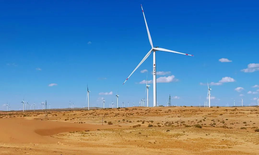 內蒙古公司巴音新能源公司建設的阿右旗200MW風儲一體化項目配置60兆瓦/120兆瓦時磷酸鐵鋰儲能，從開工到并網發電僅用177天，創造了內蒙古公司風電項目最快施工紀錄。工程建設期嚴把安全、質量、進度關，經內蒙古自治區電力建設質檢中心站檢查評定，工程總體工藝質量優良，機組運行穩定，質量評價為高質量等級優良工程。