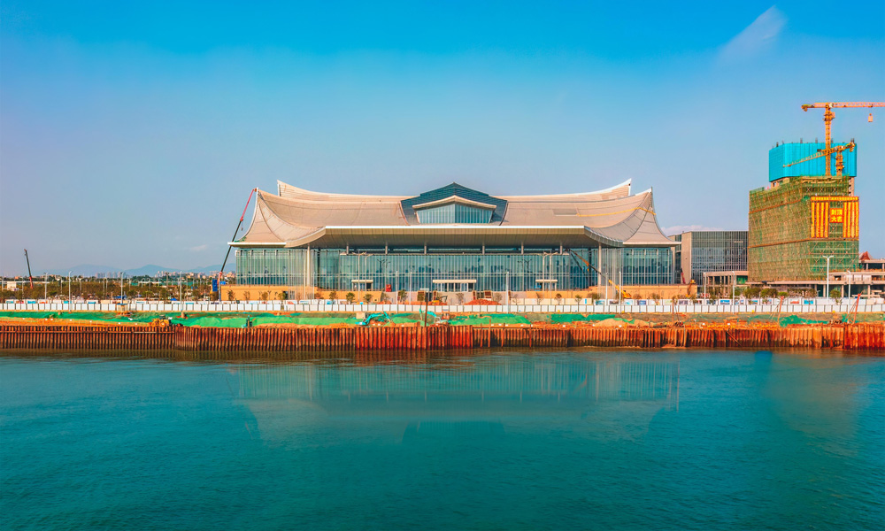 通過專家論證，項目采用整體提升方式安裝四層81米跨桁架，即先在地面拼裝焊接，其次，設置18個提升點，選用36個液壓提升器進行整體同步提升。結合結構特點和現場施工條件，項目團隊創新應用81米跨鋼結構倒裝法施工技術等多項新技術，保障桁架順利拼裝、結構穩定可靠，實現順利提升。