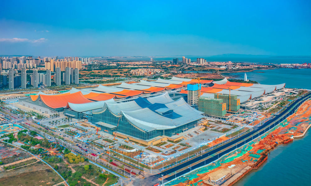 廈門國博會議中心的開館是廈門營商環境優化升級的重要里程碑，不僅能夠滿足各類大型會議、活動、演藝等多功能使用需求，還將成為廈門市重大型會議活動的重要載體，進一步完善福建會展基礎設施，推動建設形成“會+展+酒店+配套商業”的會展集聚區，打造福建省溝通世界的“新窗口”。