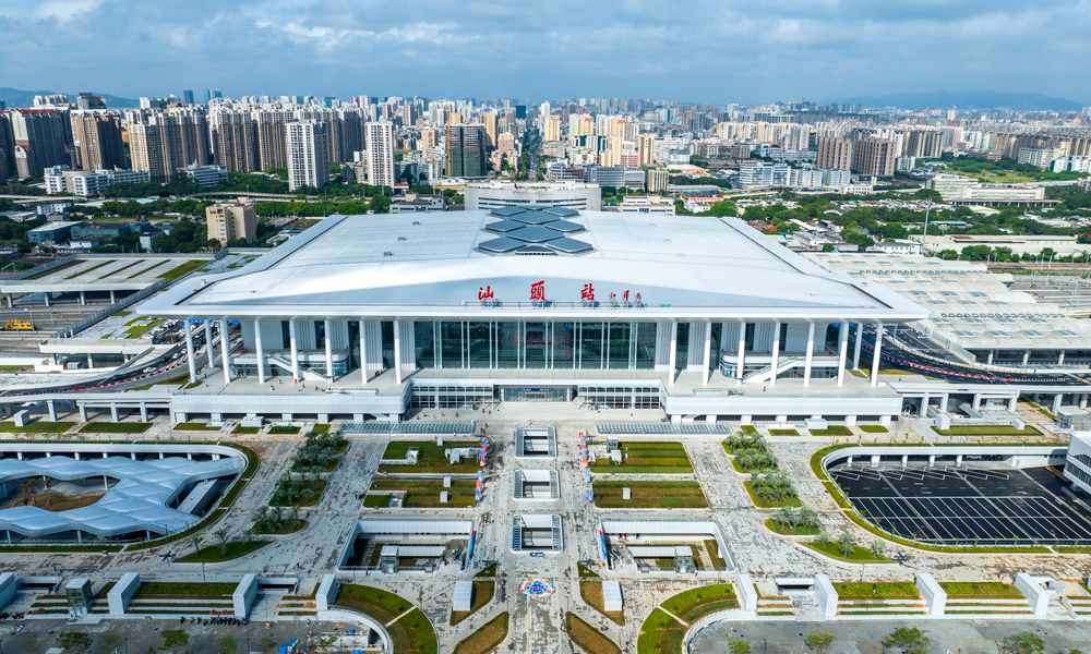 9月20日，由中國鐵建旗下中鐵建設承建的我國粵東地區規模最大、交通接駁功能最齊全的綜合高鐵樞紐——新建汕頭站一期站房正式啟用。圖為新建汕頭站一期站房航拍。