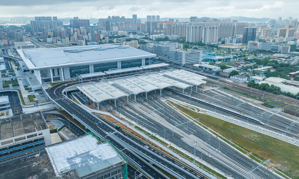 新建汕頭站是國家“八縱八橫”沿海高鐵的重要節點，北接漳汕高鐵，南連汕汕高鐵、廣澳港鐵路，西聯既有梅汕鐵路、粵東城際。站房分兩期建設，站房規模10萬平米，站場規模11臺24線，集高鐵、普鐵、城際、市內公共交通于一體，全面建成后將保障粵東人民舒適便捷出行，增強汕頭省域副中心城市的虹吸力和輻射力。圖為首趟高鐵G6358次列車從新建汕頭站駛出。