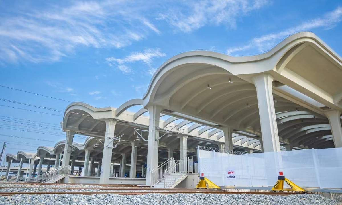 車站應用建筑結構一體化建設理念。項目團隊研發了全國首例構建一體化樹狀造型鋼結構施工技術，將站內大廳16根支撐柱優化為“榕樹”造型，實現功能和美學的內在統一；建成了全國首例異形多曲連續拱形全現澆清水混凝土雨棚，相比鋼結構雨棚，具有更佳的耐鹽酸、抗腐蝕和抗臺風性能。圖為車站北雨棚。