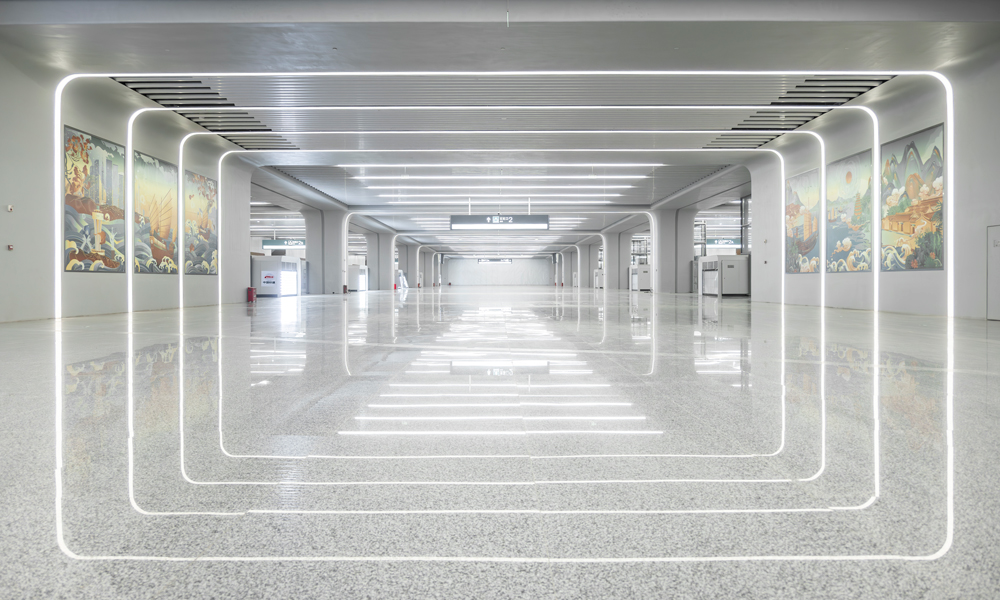 下一步，建設團隊將對既有西站房進行改擴建，屆時將與一期新建東站房形成整體，形成東西聯通、站城融合的高水平全國性綜合交通樞紐。圖為出站通廊。