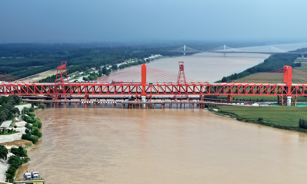 9月20日，中國中鐵旗下中鐵大橋局、中鐵工業(yè)施工的濟(jì)濱高鐵關(guān)鍵性控制工程濟(jì)陽黃河公鐵兩用大橋順利合龍，標(biāo)志著大橋主體完工。濟(jì)陽黃河公鐵大橋是目前世界上跨度最大的塔梁固結(jié)、塔墩分離體系公鐵合建橋梁，也是世界上跨度最大的多主跨、不對(duì)稱矮塔鋼桁梁斜拉橋。大橋長13.86公里，其中公鐵共建段長2.13公里，包括共建段主橋和東、西引橋三部分，主橋全長1178米，設(shè)計(jì)為四塔三主跨不對(duì)稱矮塔鋼桁梁斜拉橋。