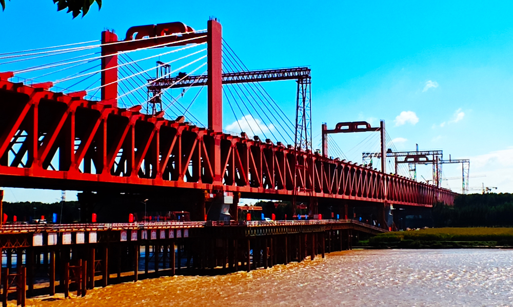 濟(jì)濱高鐵是山東省“八縱六橫”高速（城際）鐵路網(wǎng)的重要組成部分，也稱新建津?yàn)H高鐵濟(jì)南聯(lián)絡(luò)線。濟(jì)陽黃河公鐵大橋位于濟(jì)南市北約30公里處，連接遙墻機(jī)場站與濟(jì)陽站。濟(jì)濱高鐵建成通車后，將徹底結(jié)束濟(jì)南濟(jì)陽、商河和濱州主城區(qū)、惠民不通高鐵的歷史，實(shí)現(xiàn)京滬高鐵輔助通道與京滬高鐵互聯(lián)互通，對(duì)于優(yōu)化全省高速鐵路網(wǎng)布局、帶動(dòng)濟(jì)南新舊動(dòng)能轉(zhuǎn)換起步區(qū)建設(shè)具有重要意義。