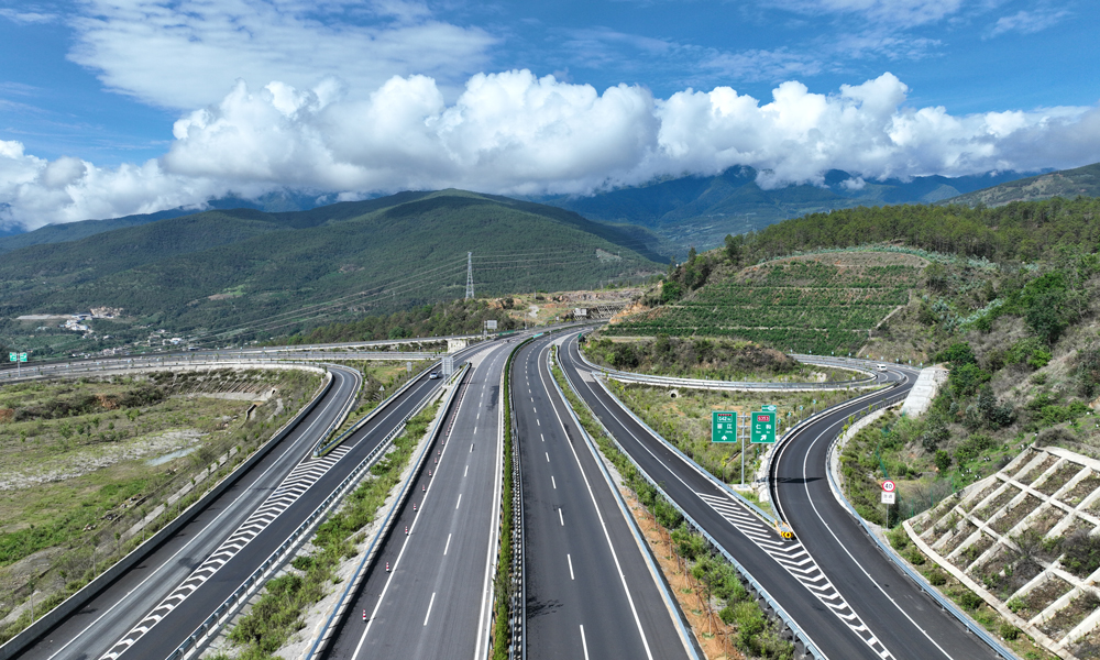9月28日，隨著第一輛汽車疾馳而過“東馬場1號隧道”，標志著華（坪）麗（江）高速公路實現全線通車運營。該線路由中國建筑投資、建設、運營，全線設置互通式立交13處，服務區(qū)3處，停車區(qū)3處，采用雙向四車道高速公路標準建設，設計時速80公里。