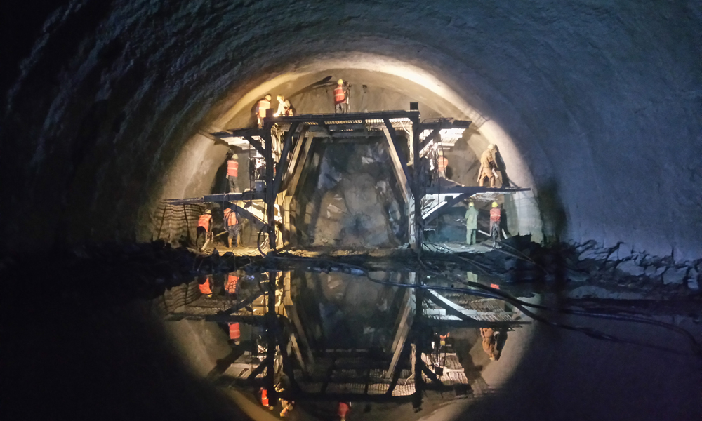 華麗高速全長150.8公里的路程，項目全線橋隧比高達74%，大部分橋梁墩柱位于陡壁懸崖之上，部分墩柱超過100米。云南的雨季，暴雨集中，易發(fā)山洪，一場雨過后，不僅河床的水位會迅速攀升，部分巖層下的水位也會急劇升高，給墩柱施工帶來了極大的影響。