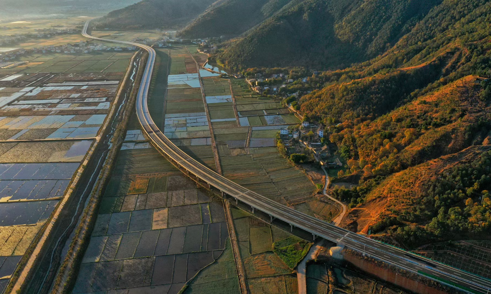 針對復雜的地質條件，施工安全風險高、技術難度大等一系列難題，中國建筑華麗高速參建單位多次邀請有關院士、行業(yè)專家赴現場調研，科學制定處置方案，開展對比驗證，《特長富水巖溶隧道斜井工區(qū)涌水處治關鍵技術研究》《滇西山嶺復雜條件下高速公路橋隧工程施工關鍵技術》等課題先后獲得有關部門、行業(yè)協(xié)會認定達到國際領先水平。