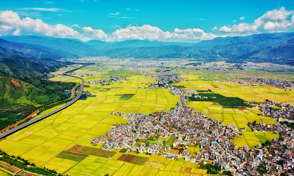 作為國家共建“一帶一路”重點建設項目，華麗高速是國家高速公路網G4216成都至麗江高速公路中的一段，沿線途經納西族、彝族、傈僳族、水田族等多個少數民族居住地。華麗高速全線通車后，云南麗江至四川攀枝花的行車時間從原來的6個多小時縮短至2個多小時，成為麗江南連大理通東盟、北接迪慶進藏區(qū)、東經華坪入川渝、西過保山至南亞的重要大動脈。
