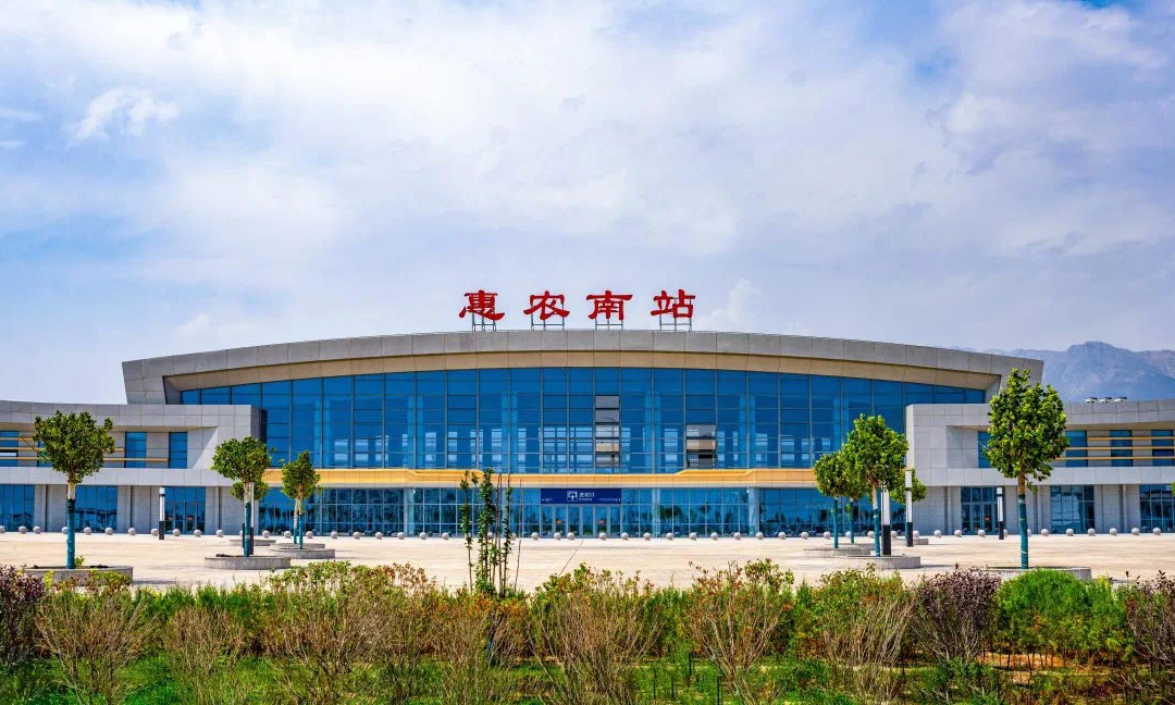 包銀高鐵是國家“八縱八橫”高速鐵路網京蘭通道的重要組成部分，全線分段建設，包含內蒙古段和惠銀段。此次開通的惠銀段全長97公里，設有惠農南、石嘴山、沙湖、銀川4座車站，其中銀川站為既有車站，其余為新建車站。