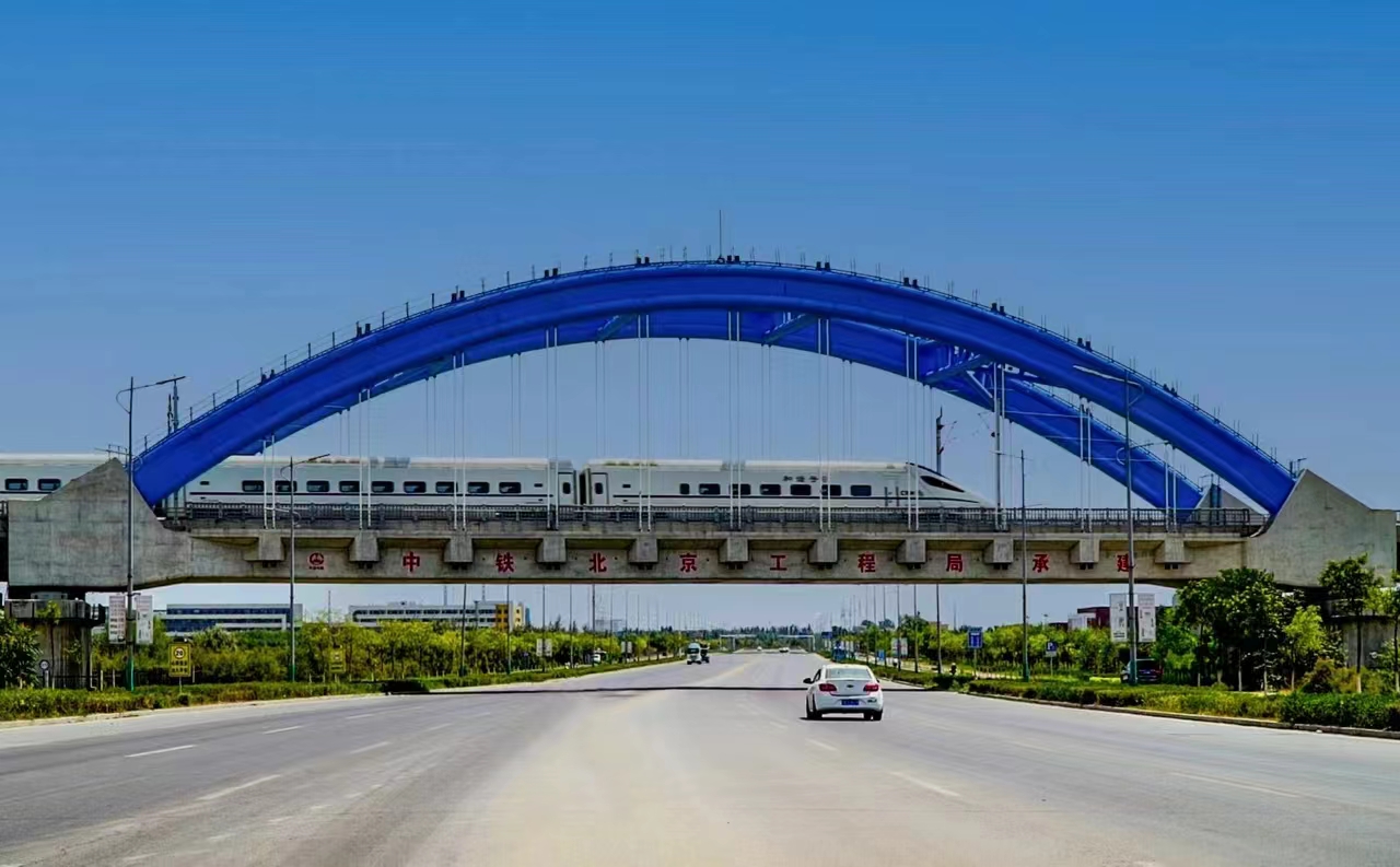 包銀高鐵惠銀段開通運營后，將極大便利沿線各族人民群眾出行，推動沿黃經濟帶高質量發展，對助力新時代西部大開發戰略實施具有十分重要的意義。