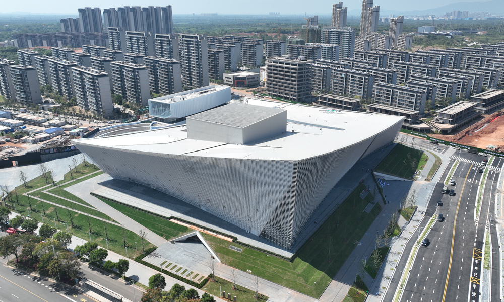 近期，中國建筑一批重點項目竣工。圖為由中國建筑旗下中建三局承建的懷化國際陸港智慧冷鏈數字化物流中心項目，位于湖南省懷化市，總建筑面積11.13萬平方米。項目建成后將發揮通道節點和物流平臺優勢，形成以現代物流業、國際商貿服務臨港，制造“兩主一特”的產業體系，助力促進懷化市經濟發展。