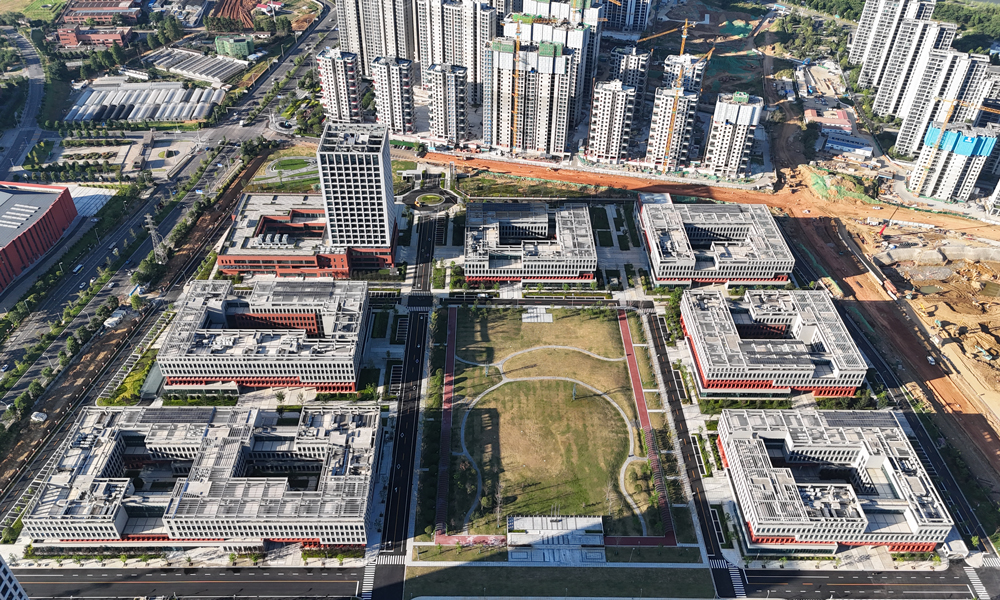 由中國建筑旗下中建五局承建的長沙岳麓山實驗室集聚區農大片區項目，致力于打造國家級實驗室，項目位于湖南省長沙市，項目總建筑面積20.4萬平方米，包含3個功能研究部、6個品種創新中心、2個公共平臺、1個共享服務中心，是岳麓山實驗室四大片區的首開片區，項目建成后將成為湖南重大戰略種源創新區、育種共性技術研究創新區以及高水平種業創新人才集聚區的種業創新高地。