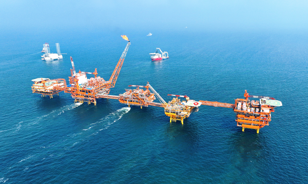 近日，中國海油渤中19-2油田開發項目投產。該項目是渤海油田上產4000萬噸的關鍵項目，主要生產設施包括新建1座中心處理平臺和4座無人井口平臺，總重量達2.5萬噸。渤中19-2油田開發項目計劃投產開發井59口，其中包括生產井34口，注水井25口。