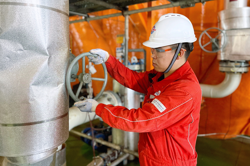 自2023年末開工建設以來，該項目依托海油工程天津智能化制造基地在智能化、標準化建造等方面的優勢，大幅提升了項目建設效率，有力促進了海洋油氣資源高效開發。目前，渤中19-2油田開發項目共投用4口開發井、4條海管。中國海油科學規劃、全面統籌，不斷加快項目全面投產步伐，進一步提升保障國家能源安全能力。圖為工作人員加強渤中19-2油田設備巡檢，做好工藝流程調整。