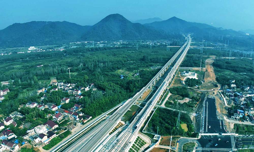 10月11日，由中國鐵建旗下中鐵十四局、中鐵二十一局、鐵建重工參建的宣績高鐵正式開通運營。至此，長三角高鐵營業里程突破7600公里。圖為列車運行航拍。