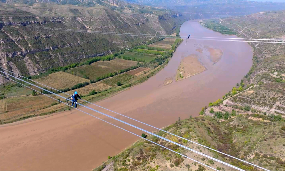 近日，隴東至山東±800千伏特高壓直流輸電線路工程（陜西段）完成跨越黃河架線施工，拿下線路施工架設關鍵一役。隴東至山東特高壓直流輸電線路全長926千米，起于甘肅慶陽市，途經甘肅、山西、陜西、河北、山東五省，落點山東泰安市。