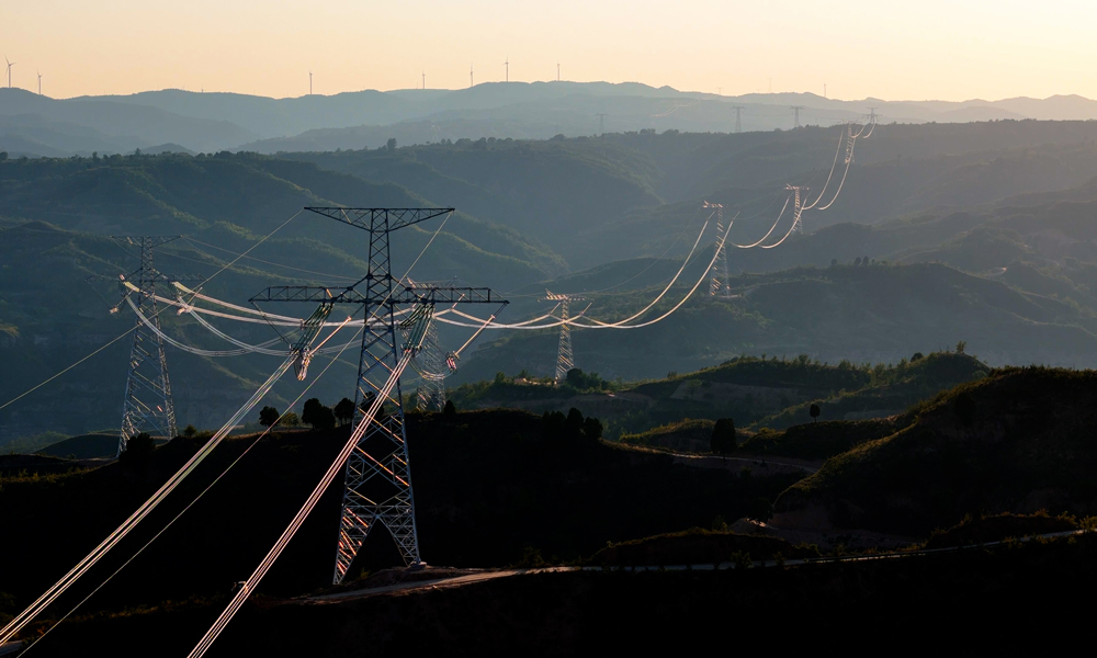隴東送山東特高壓直流輸電線路是國內首個“風光火儲一體化”特高壓送電工程，將促進甘肅優勢資源轉化，并提高山東供電保障能力。該線路每年可從甘肅向山東輸送電量達400億千瓦時，預計2025年全線建成投運。