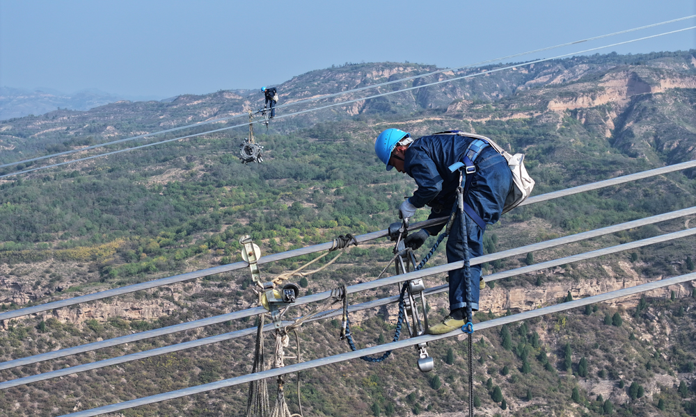 據負責施工建設的南方電網廣東電網能源發展有限公司項目負責人介紹，隴東至山東±800千伏特高壓輸電線路工程跨黃河段河道最寬處達1000米，跨越最大弧垂116米。為完成跨黃河段放線，施工當天分別動用了4臺25噸牽引機、4臺8噸張力機在山西、陜西境內同步作業。