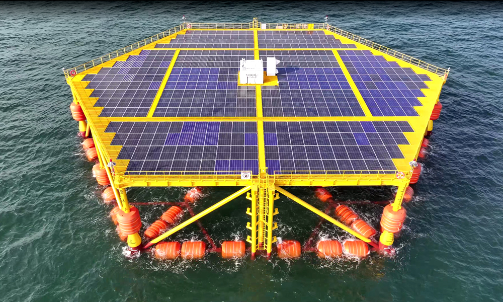 近日，我國首套抗浪型漂浮式光伏平臺——中國華能“黃海一號”主體已全部建成，并成功完成安裝，將于山東半島南部黃海海域開始我國漂浮式海上光伏實證研究工作，是我國目前建成水深最深的漂浮式海上光伏平臺。