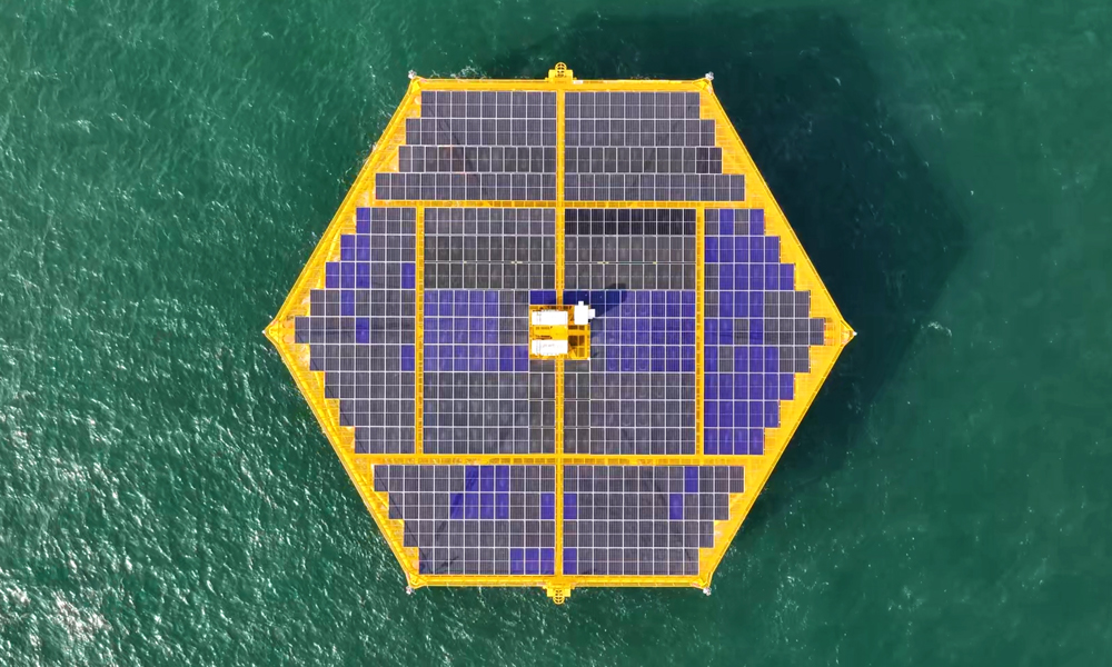 中國華能“黃海一號”抗浪型漂浮式海上光伏平臺，邊長超25米，面積約1624平方米，平臺重量超過360噸，總共使用434塊光伏板，有三種不同的技術路線，四種不同的容量。