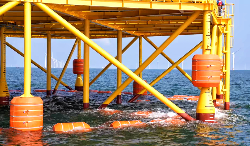 平臺創新采用六邊形設計和桁架式結構，由64個塑料浮力塊提供浮力，相較于傳統海上光伏平臺，可有效降低重量約25%，是未來深遠海海上光伏大規模開發的解決方案之一。